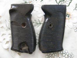 Bakelitové pažbičky na pistoli P 38 II. WW Bakelitové pažbičky na pistoli P 38 II. WW