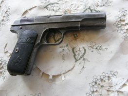 Pistole Colt 1903 v.č.25387 r. 7,65 Br. Pistole Colt 1903 v.č.25387 r. 7,65 Br.