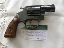 Revolver Smith Wesson Mod.36 v.č.J 604599 r. 28 SP.  Revolver Smith Wesson Mod.36 v.č.J 604599 r. 28 SP.