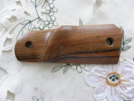 Pažbička dřevěná pravá anatomická na pistoli 1911 Pažbička dřevěná pravá anatomická na pistoli 1911