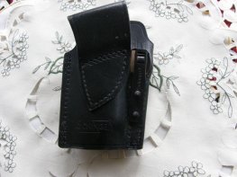 Pouzdro Sickinger na větší revolver s pojistkou. Pouzdro Sickinger na větší revolver s pojistkou.